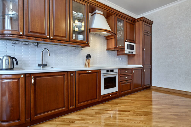 Küche mit Geräten und einem schönen Interieur - Foto, Bild