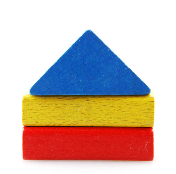 Estúdio tiro de coloridos blocos de brinquedo contra fundo branco - Foto, Imagem