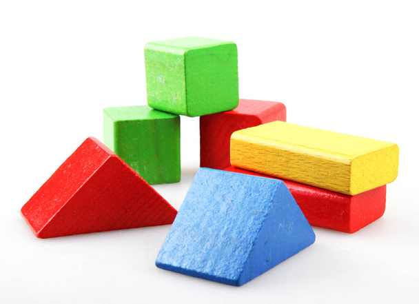 Студійний знімок барвистих іграшкових блоків на білому тлі
 - Фото, зображення