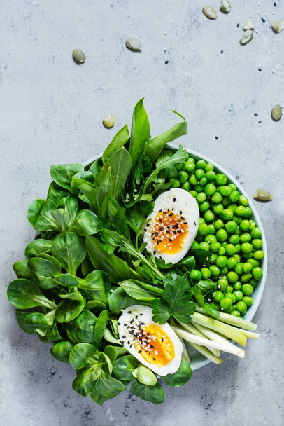 Salatalı yumurta, yabani sarımsak, bezelye ve maydanoz. Sağlıklı beslenme konsepti. Vejetaryen - Fotoğraf, Görsel