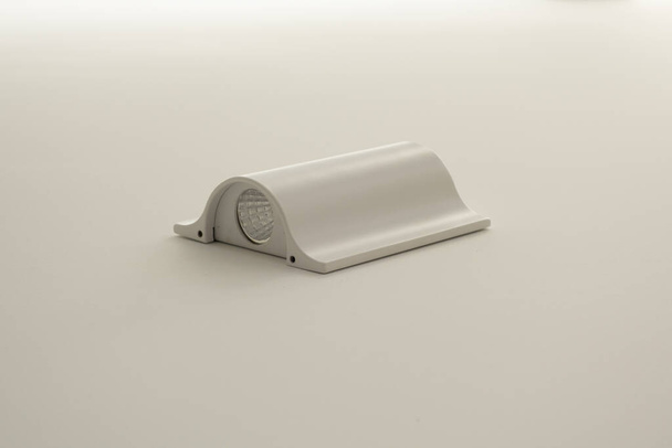 La posata su lampada CONDOTTA di colore bianco su una parete bianca
 - Foto, immagini