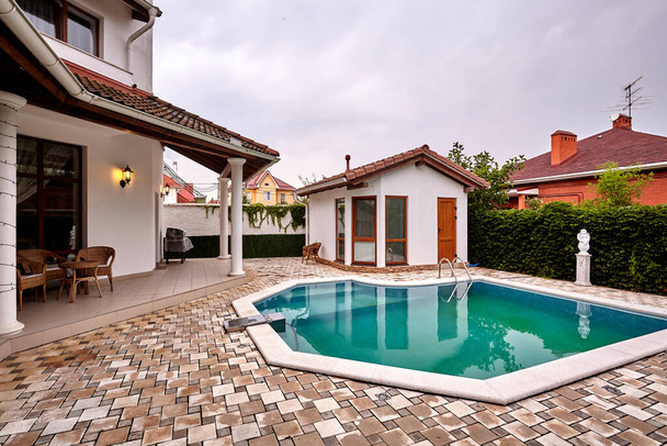 maison avec piscine extérieure
 - Photo, image