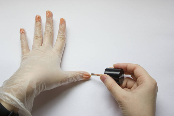 luva médica transparente com manicure. manicure em quarentena
 - Foto, Imagem