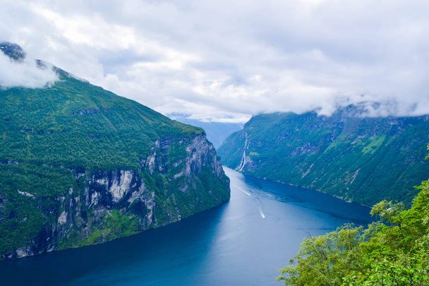 Krajobraz Geirangerfjord i wodospad Siedmiu Sióstr w pobliżu małej wioski Geiranger. Widok z punktu widzenia Eagles Road. Letnia przygoda podróżnicza do Norwegii. - Zdjęcie, obraz