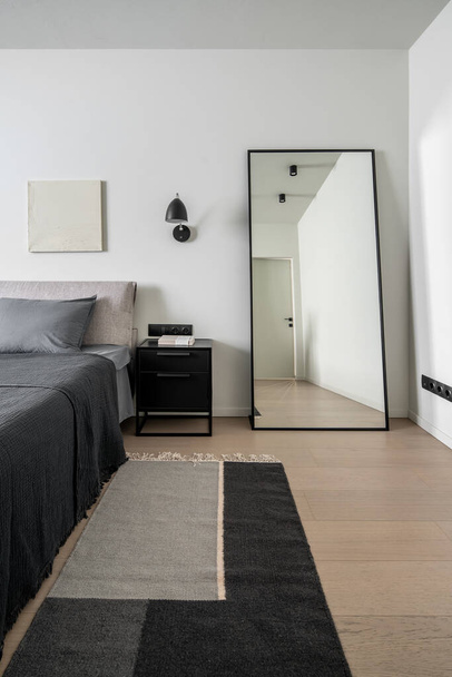 Интерьер современной спальни со светлыми стенами
 - Фото, изображение