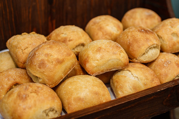 čerstvý chléb se sezamem a mákem v dřevěné krabici - Fotografie, Obrázek