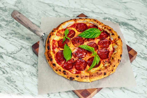 イタリアのピザとモッツァレラとバジル - 写真・画像