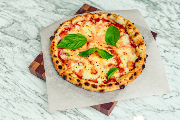 イタリアのピザとモッツァレラとバジル - 写真・画像