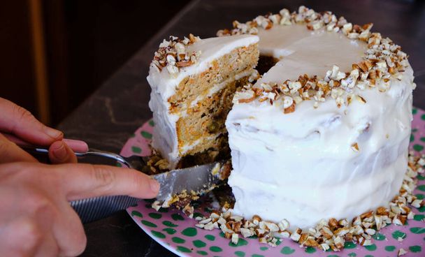自家製の健康的なニンジンケーキ、白い霜降り、おいしいケーキ、ケーキスライス - 写真・画像