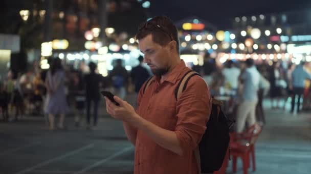 Mies mobiili ulkona yöllä
 - Materiaali, video