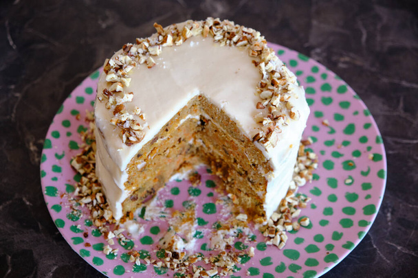 Bolo de cenoura saudável caseiro, cobertura branca, bolo delicioso, fatia de bolo
 - Foto, Imagem