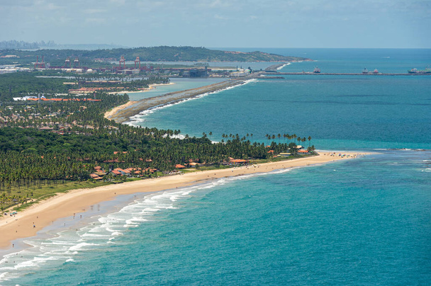 Pontal do Cupe beach, Ipojuca, niedaleko Recife, Pernambuco, Brazylia 1 marca 2014 roku. W tle, port Suape. Widok z lotu ptaka - Zdjęcie, obraz