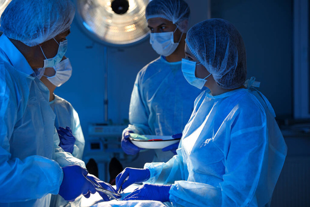 Equipe de médicos profissionais que realizam a operação na sala de cirurgia - Foto, Imagem