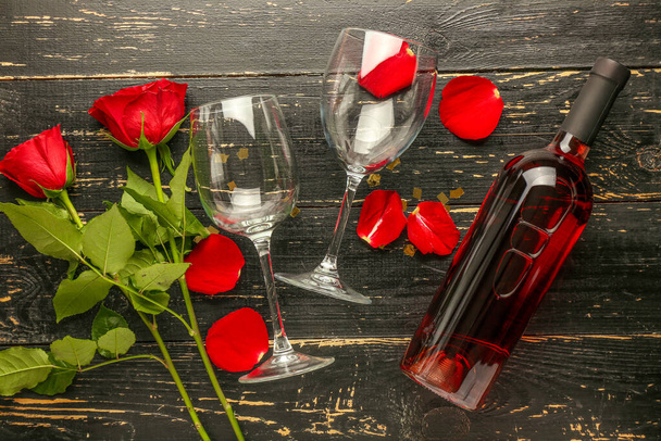 Композиція з вином і трояндами на дерев'яному фоні
 - Фото, зображення