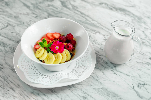 Aamiainen. Mysli banaanin, mansikoiden ja maidon kanssa. Terveellistä ruokaa kaunis tarjoilu
 - Valokuva, kuva