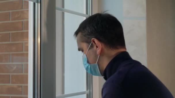 Een man doet een medisch masker af na een wandeling. Sluitingsdatum - Video