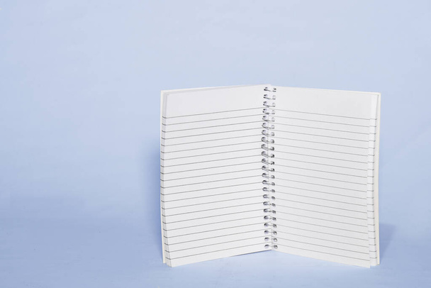 Notebook com capa de couro, bloco de notas em fundo branco com espaço para texto
 - Foto, Imagem