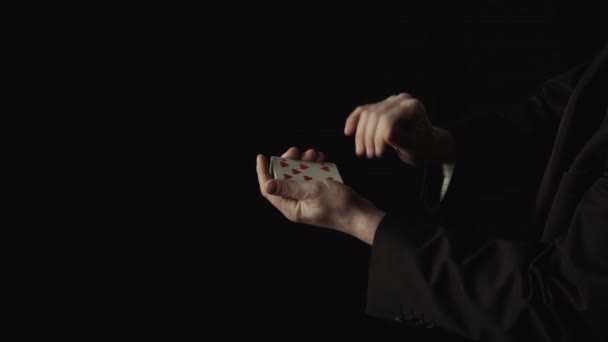 Kouzelník předvádí karetní trik. Změňte barvu karty. Zavřít - Záběry, video