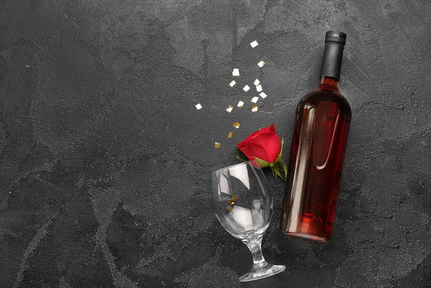 Σύνθεση με κρασί και τριαντάφυλλα σε σκούρο φόντο - Φωτογραφία, εικόνα