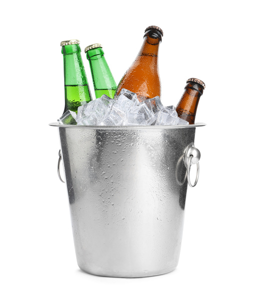 Metal bucket with bottles of beer and ice cubes isolated on white - Foto, afbeelding