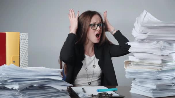Ohromená kancelářská pracovnice ztrácí trpělivost v práci, hromada nedokončených složek, papírování a dokumentace. Finanční manažer se nervově zhroutil, vystresovaný pracovník křičel vzteky - Záběry, video