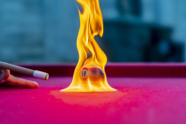 Billiard μπάλες φωτογραφίζονται στην πυρκαγιά, ενώ κάθεται σε ανοιχτό περιβάλλον - Φωτογραφία, εικόνα