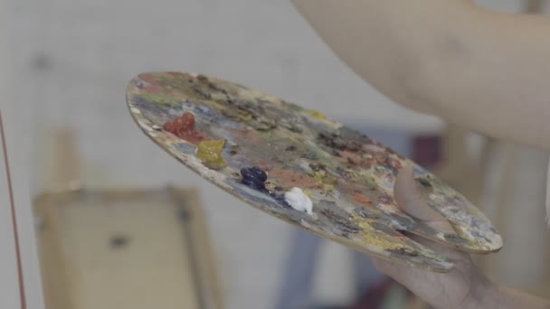 Рука художника малює картину. крупним планом жіноча рука художника з пензлем на полотні в художній студії
 - Кадри, відео