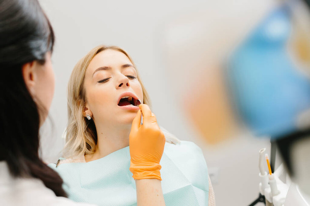 Vrouw met tanden onderzocht bij tandartsen - Foto, afbeelding