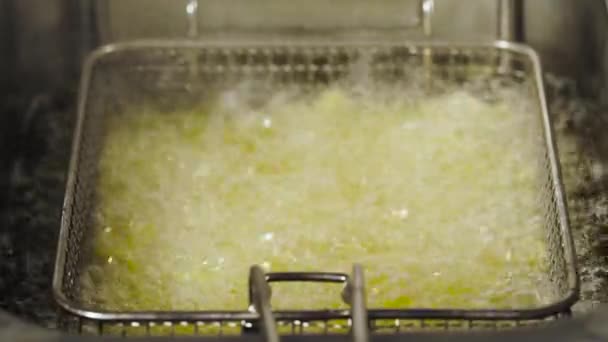 Processus de cuisson des frites dans la friteuse
 - Séquence, vidéo