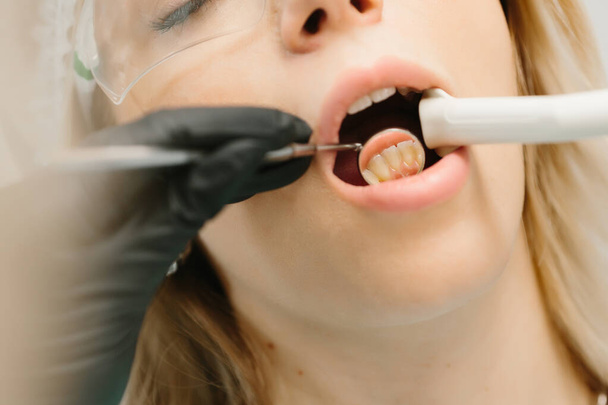 Γιατρός οδοντίατρος με βοηθό που εργάζεται σε οδοντιατρική κλινική. - Φωτογραφία, εικόνα