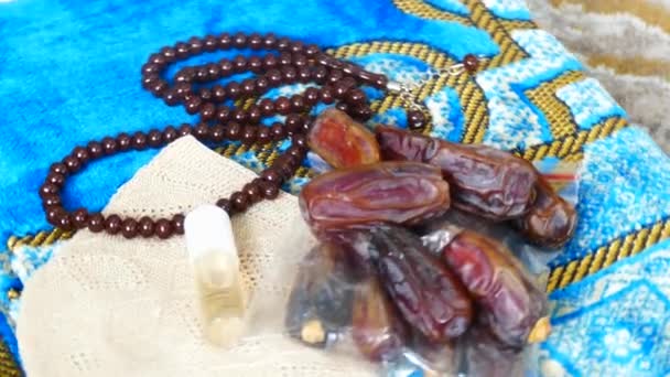 materiali di culto utilizzati dai musulmani, perline di preghiera tappeti di preghiera e profumo
, - Filmati, video