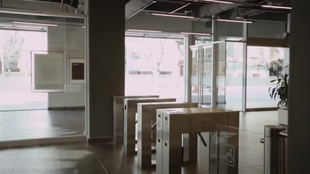 Toegang tot kantoor met turnstiles in een modern kantoorgebouw. - Video