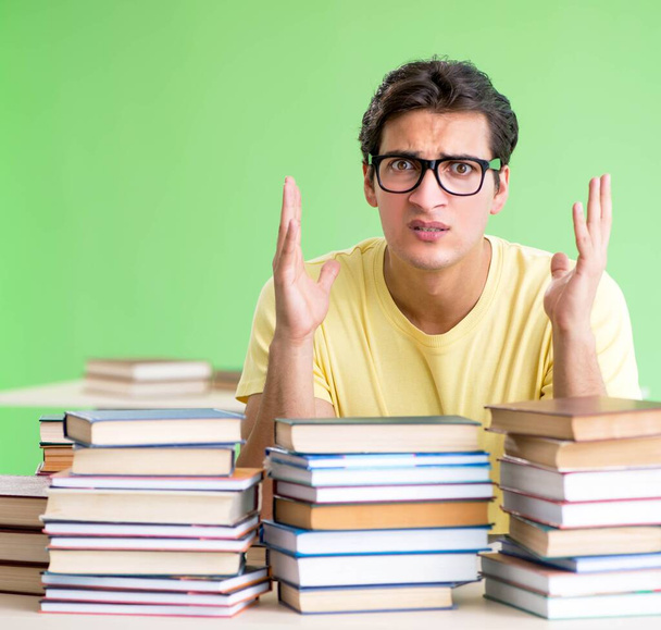 Studente con troppi libri da leggere prima dell'esame - Foto, immagini