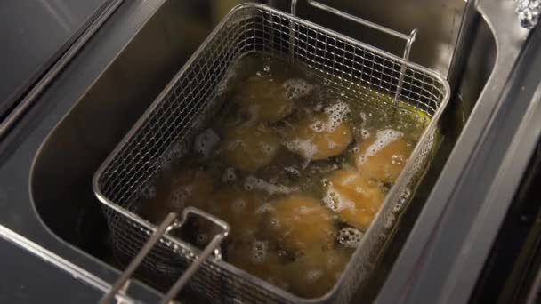 Kızartma makinesinde tavuk nugget pişirme işlemi - Video, Çekim