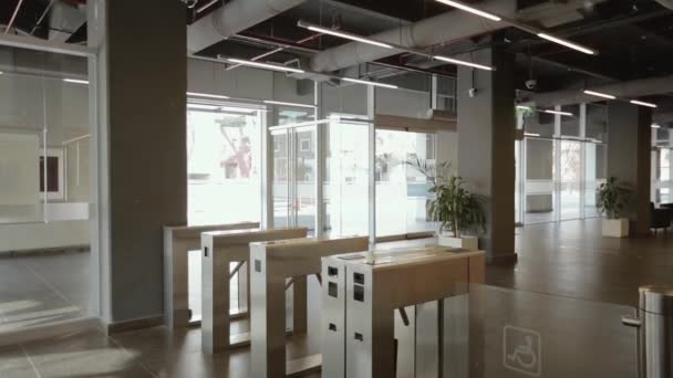 Entrada para o escritório com torniquetes em um prédio de escritórios moderno. Zoom em tiro
. - Filmagem, Vídeo
