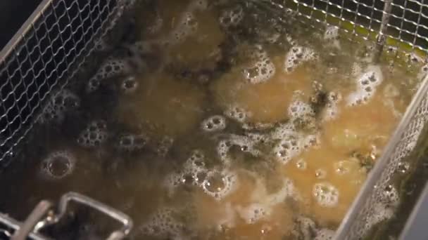 Horký olej na vaření v pánvi s kuřecími nugetami - Záběry, video