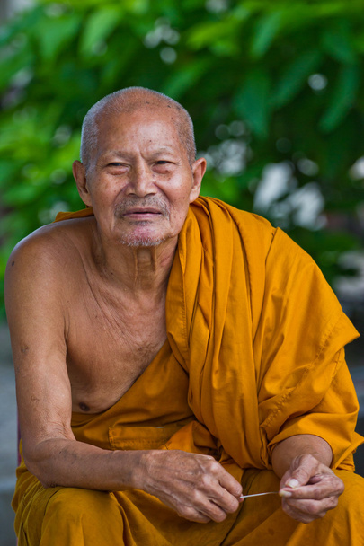 Tajski monk siedzi się uśmiechać - Zdjęcie, obraz