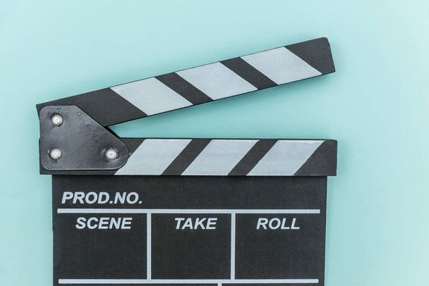 映画製作者。古典的な監督空のフィルムは、青の背景に隔離されたクラッパーボードや映画スレートを作る。ビデオ制作映画業界のコンセプト。フラットレイアウトトップビューコピースペースモックアップ - 写真・画像