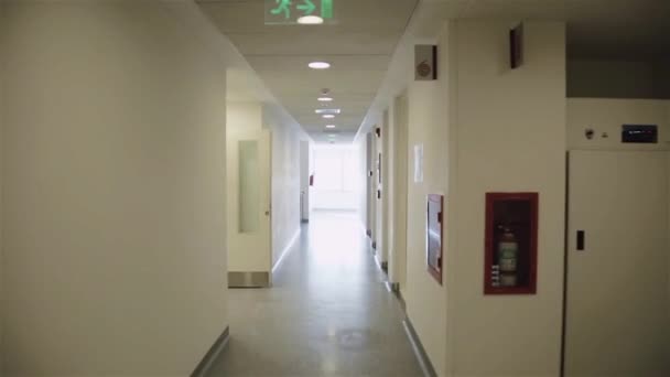 Un long corridor intérieur dans un immeuble de bureaux moderne
. - Séquence, vidéo