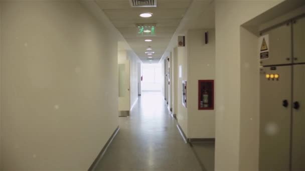 近代的なオフィスビルの長い廊下インテリア.  - 映像、動画