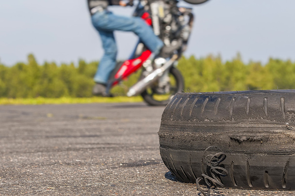 Motorrad-Tricks auf ungenutzter Landebahn - Foto, Bild