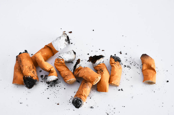 Крупним планом зображення декількох брудних старих сигарет на білому тлі
. - Фото, зображення