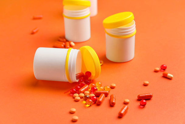 Garrafas com pílulas em fundo de cor
 - Foto, Imagem