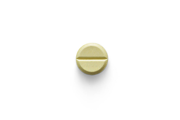 Pilule jaune chlorpheniramine sur fond blanc avec chemin de coupe. Chlorpheniramine est antihistaminique utilisé pour le traitement du nez allergique et bouché, effet secondaire est somnolent. Médicament et concept médical
. - Photo, image
