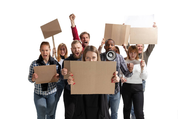 Emocional grupo multicultural de personas gritando mientras sostienen pancartas en blanco
 - Foto, imagen