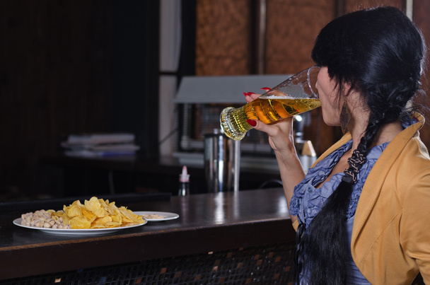 barda bir bira aşağı gulping kadın - Fotoğraf, Görsel