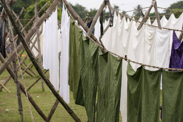 Zelená a bílá prádelna visí na slunci v Dhobi Khana v Kochi (Cochin), Kerala, Indie - Fotografie, Obrázek