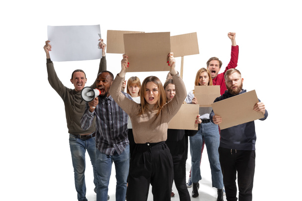 Grupo multicultural emocional de pessoas gritando enquanto segurando cartazes em branco no branco
 - Foto, Imagem