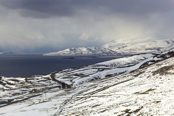 hóval borított fenséges hegyek az óceán közelében. Az izlandi táj - Fotó, kép