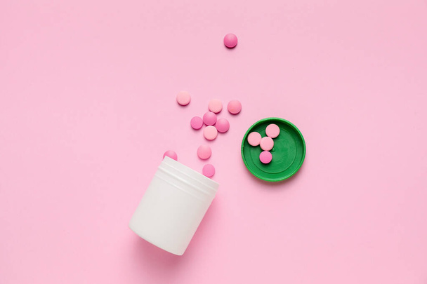 Bottiglia con pillole su sfondo a colori - Foto, immagini